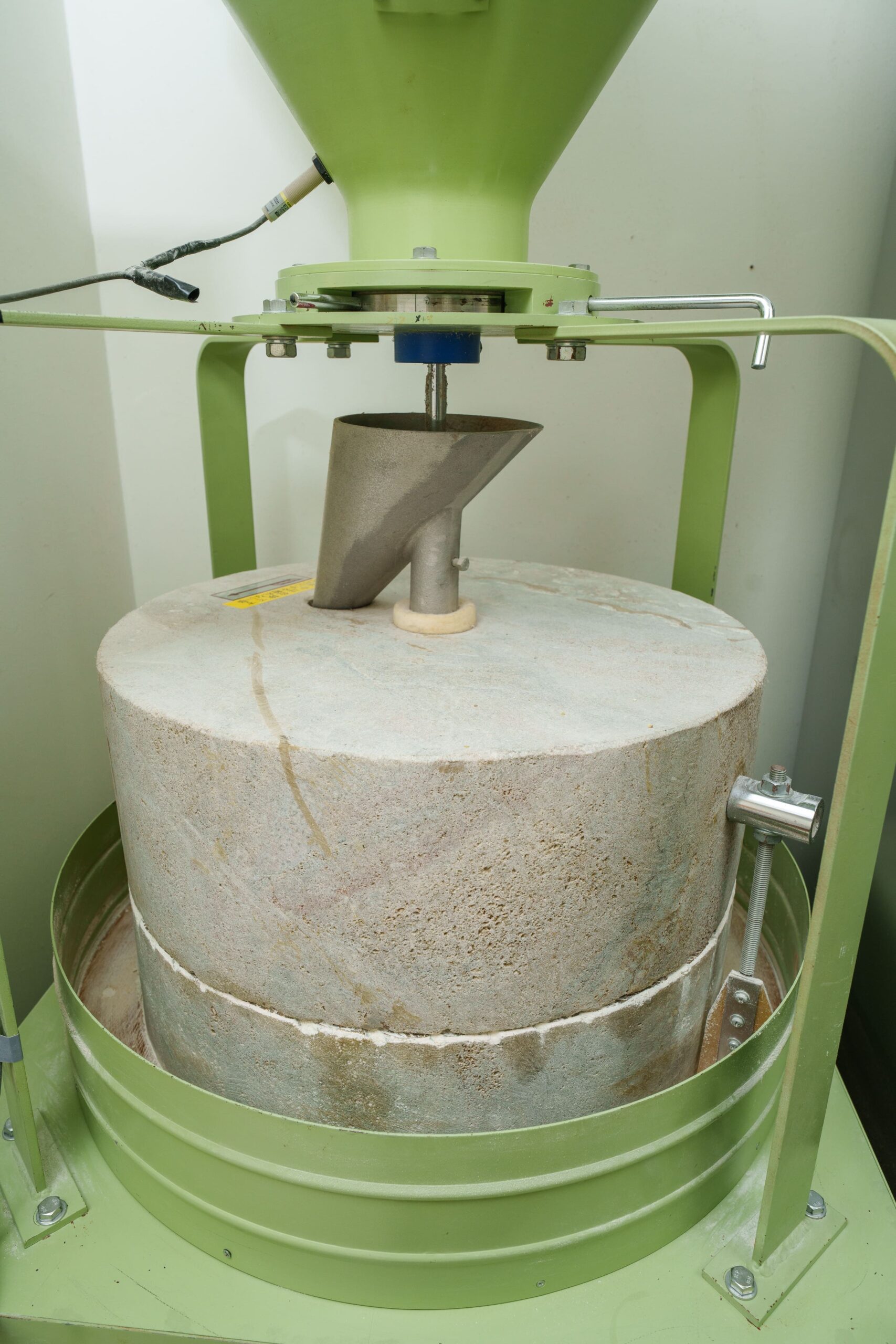 蟻巣石（ありすいし）の石臼