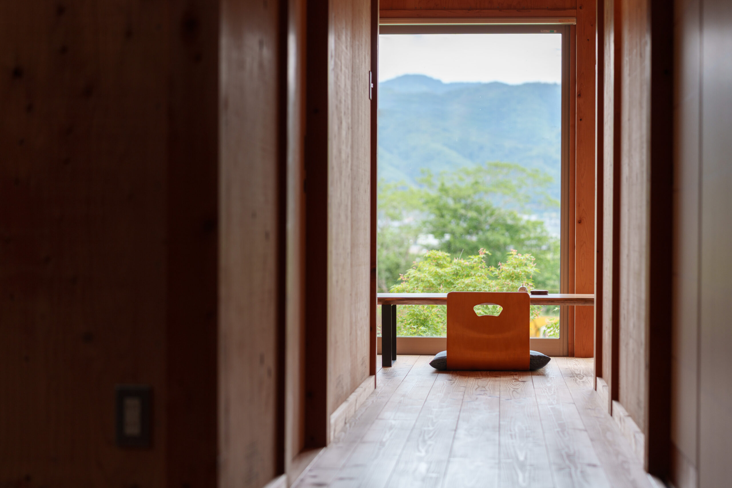 店内の大窓から眺める自然