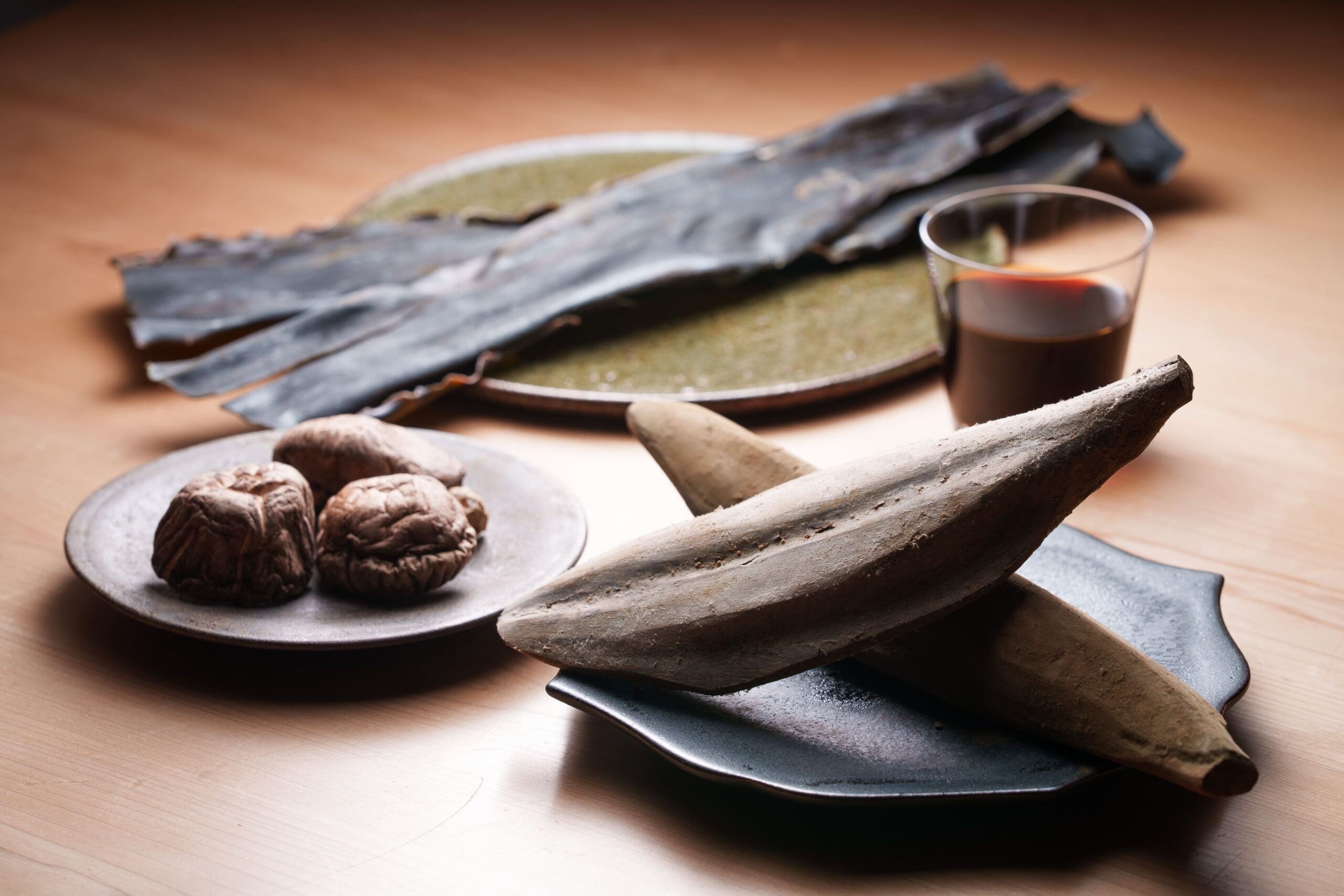 笊汁の材料（礼文島天然利尻昆布・本枯本節2年物・どんこ椎茸と京都・亀岡の水で取るお出し・当店の本返し醤油）