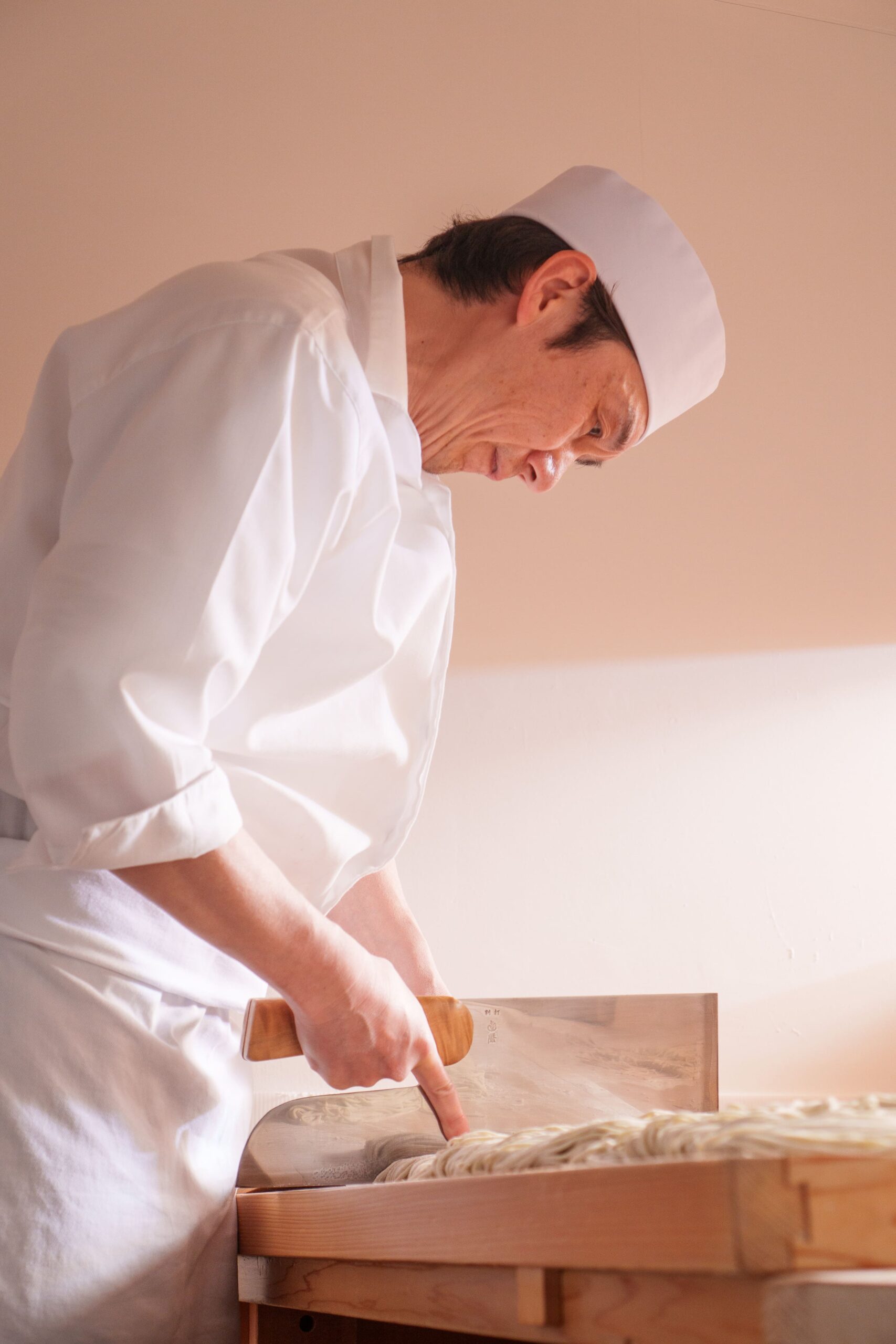 店主木村明隆が蕎麦を打つ様子