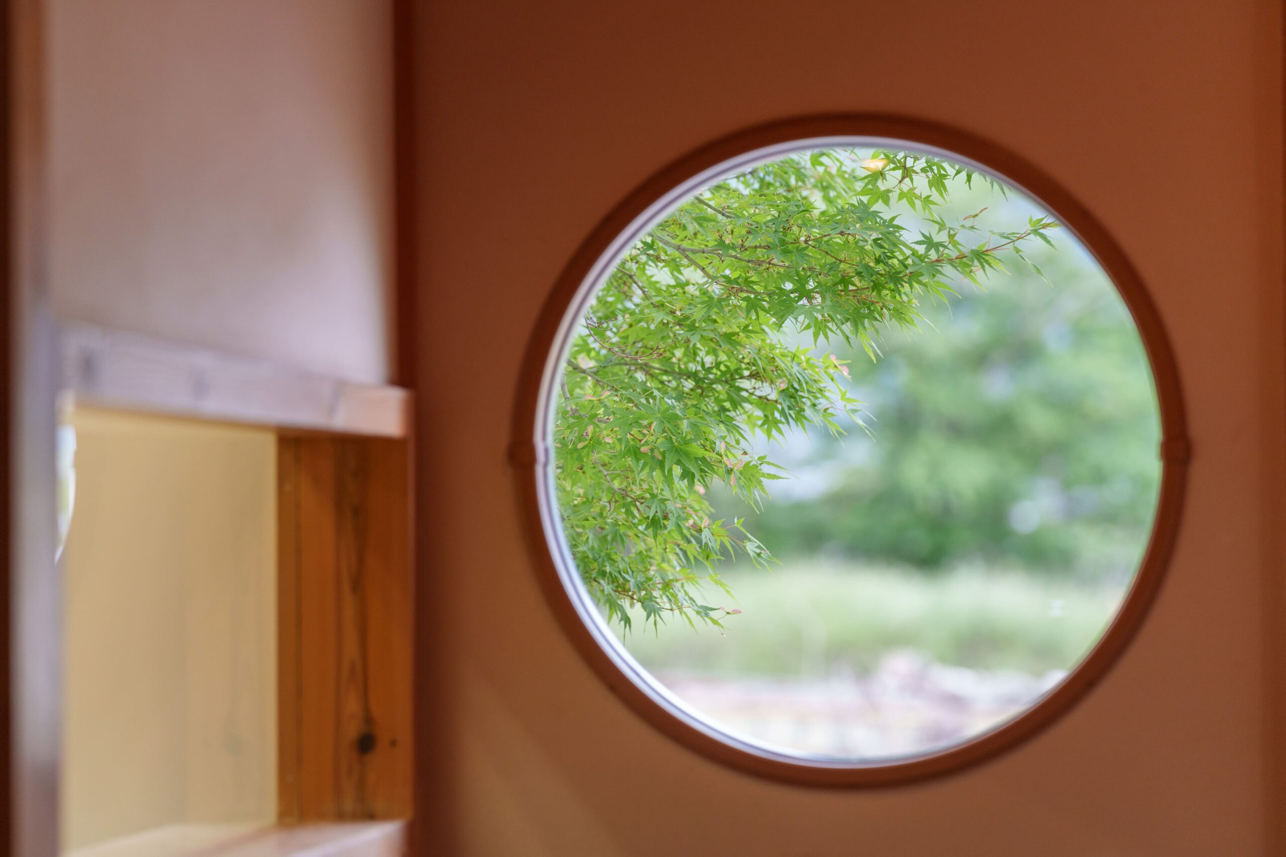 蕎食きむらの店内の丸窓