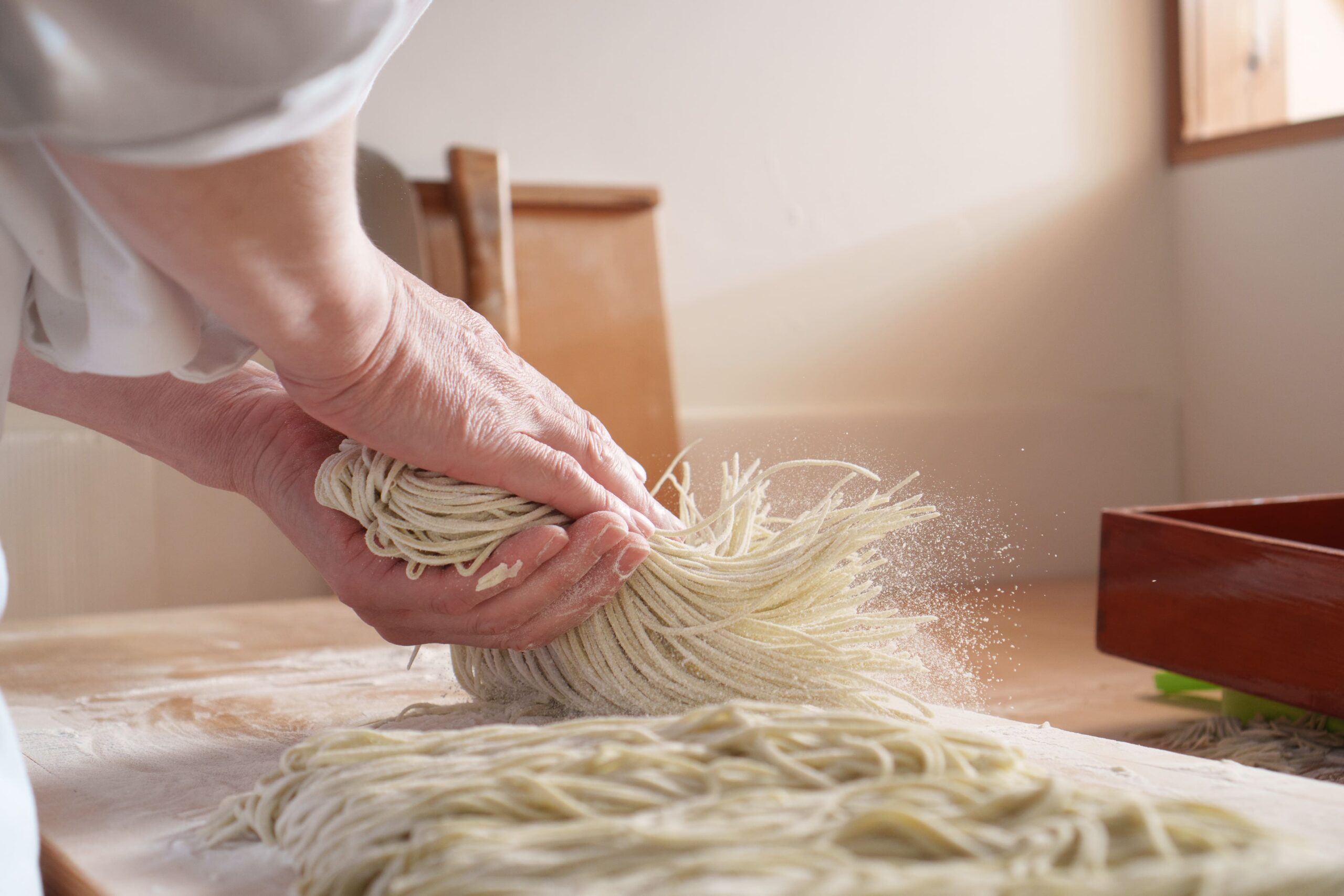 蕎麦打ちをしている様子