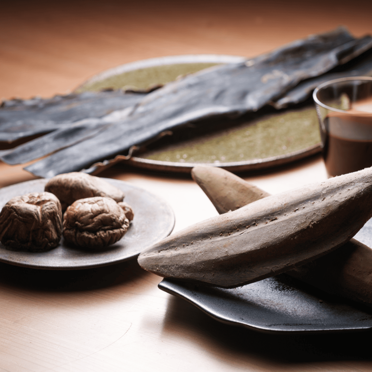 笊汁の材料（礼文島天然利尻昆布・本枯本節2年物・どんこ椎茸と京都・亀岡の水で取るお出し・当店の本返し醤油）