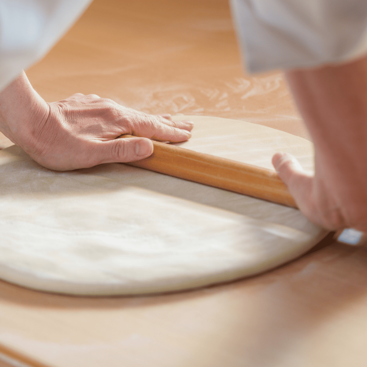 蕎麦を綿棒で伸ばしている様子