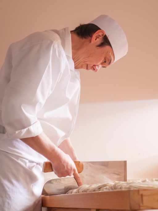 店主木村明隆が蕎麦を打つ様子